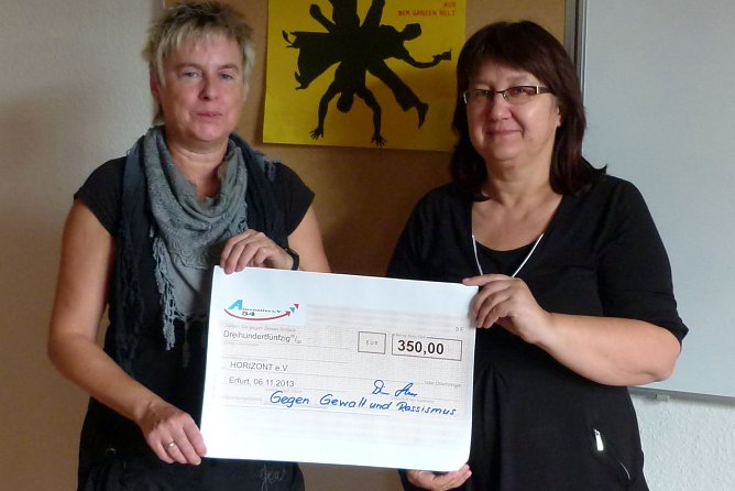 Scheck &uuml;berreicht (Foto: LINKE)