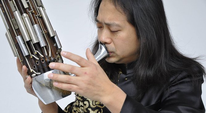 Wu Wei mit der Sheng (Foto: Agentur)