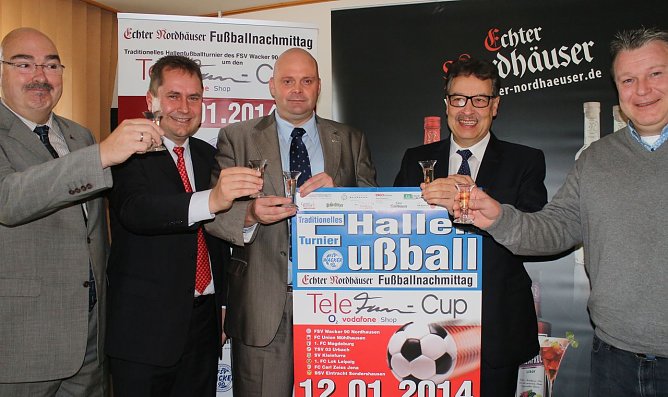 Angestoßen (Foto: nnz) Angestoßen (Foto: nnz)