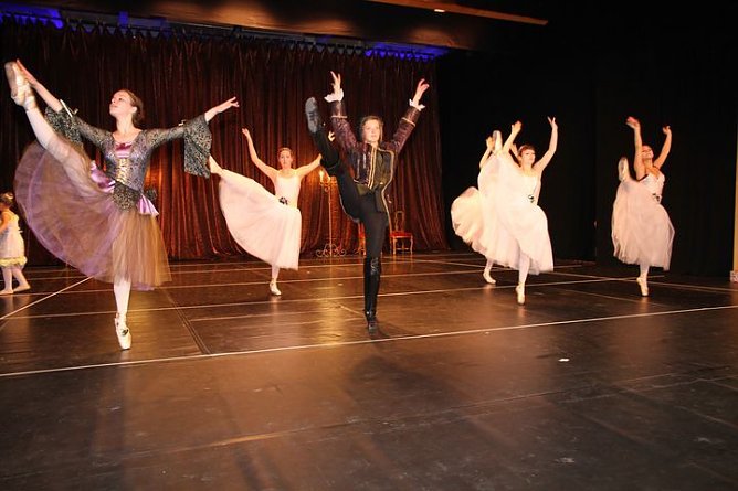 Viel Applaus f&uuml;r die T&auml;nzerinnen (Foto: G&uuml;nter Herting)