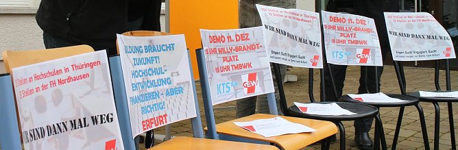 Protest mit leeren St&uuml;hlen (Foto: nnz)