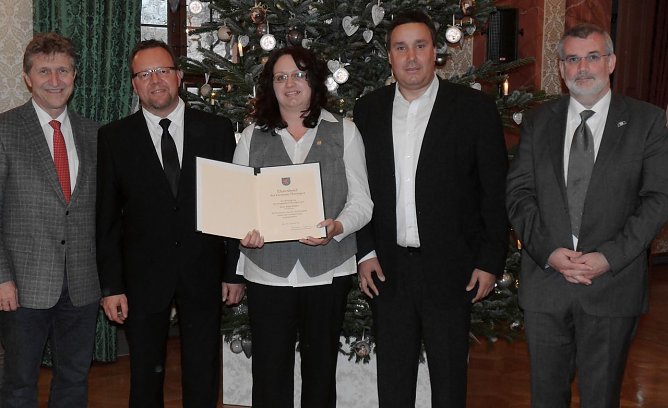 Anja Finke mit Ehrenbrief (Foto: JUH)