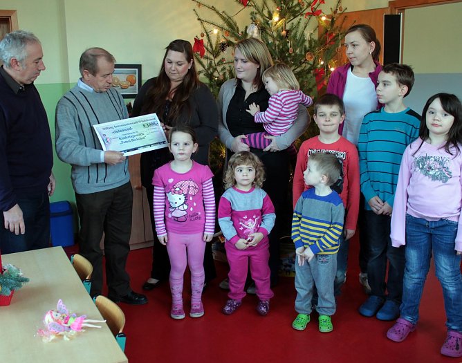 &Uuml;berreicht (Foto: M. Schr&ouml;ter)