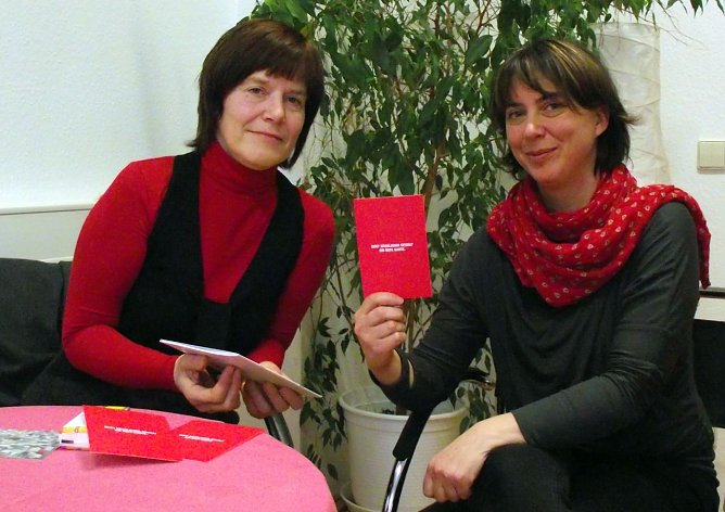 Rote Karte für häusliche Gewalt (Foto: Kurt Frank) Rote Karte für häusliche Gewalt (Foto: Kurt Frank)