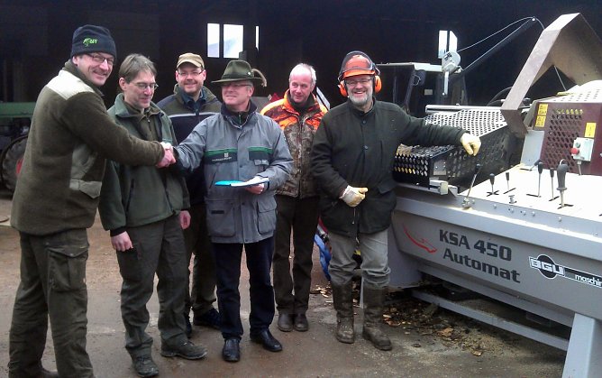 Übergeben (Foto: privat) Übergeben (Foto: privat)