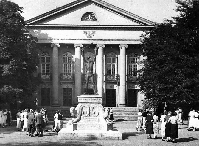 Vor dem Nordh&auml;user Theater (Foto: Archiv Fritz Schmalz)