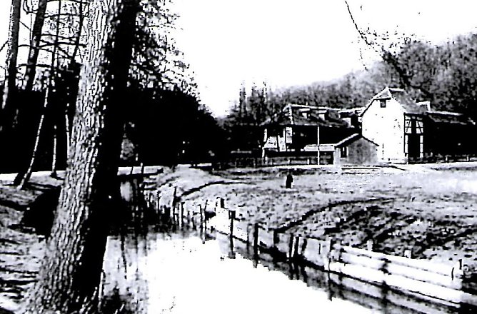 Etwa so, besagt eine Postkarte aus dem Jahre 1900, m&uuml;sste der M&uuml;hlgraben vor der Rotleimm&uuml;hle einmal ausgesehen haben. (Foto: Archiv/Fritz Schmalz)