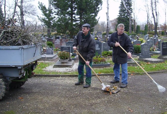 J&uuml;rgen Thiel (links) und Roland Meschkutat bei der Arbeit auf dem Friedhof (Foto: VdK Bleicherode)
