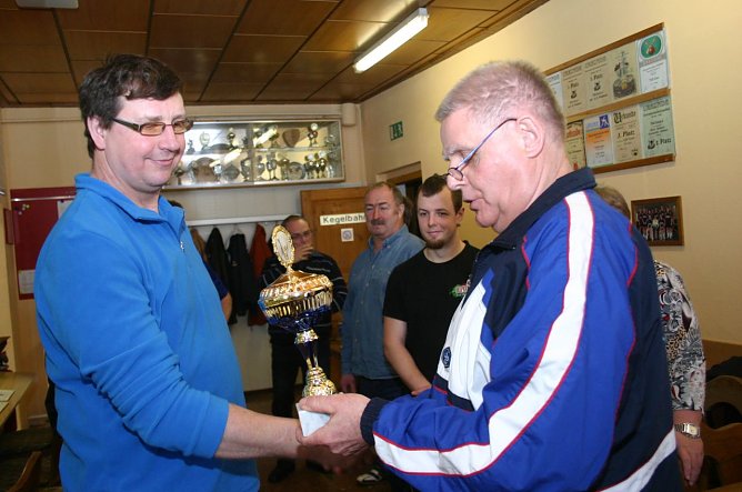 Gl&uuml;ckw&uuml;nsche zum Kreispokal (Foto: Uwe Tittel)