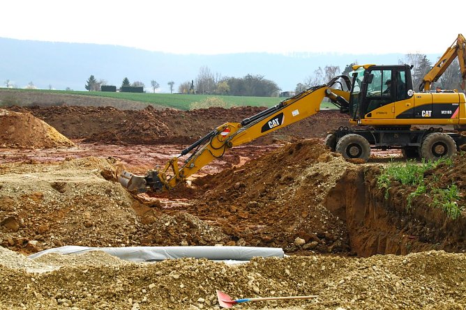 Bereits in der vergangenen Woche wurde im Gewerbegebiet gebuddelt. (Foto: Bernd Peter)