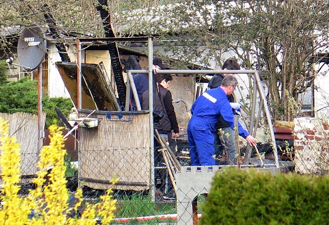 Untersuchung am Brandort (Foto: nnz)