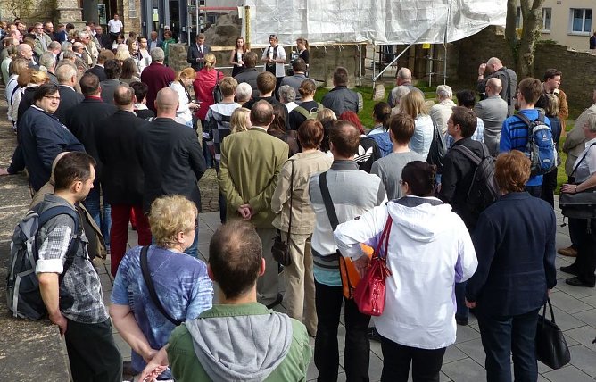 Beginn des Gedenkweges vor der Frauenbergkirche (Foto: nnz)