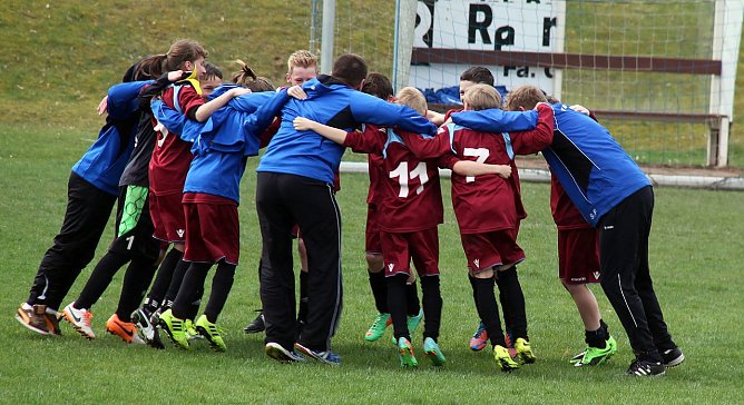 Beim Spitzenreiter gewonnen (Foto: St. Friedrich) Beim Spitzenreiter gewonnen (Foto: St. Friedrich)
