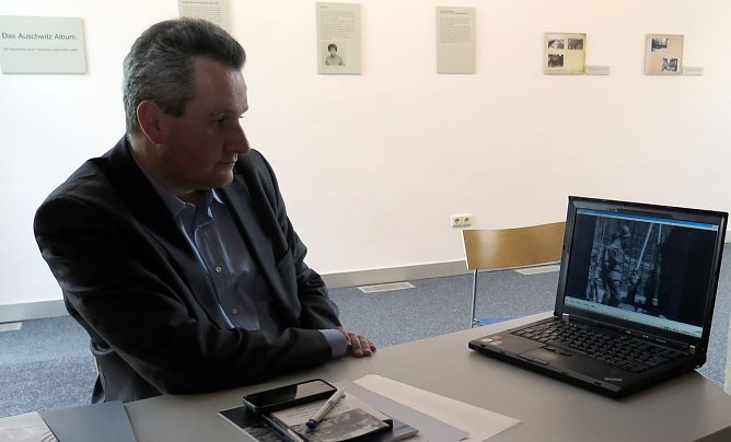 Ausschnitte, im Hintergrund die Ausstellung in der Feuerwache (Foto: nnz)