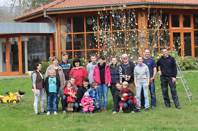 Der S&uuml;lzhayner Osterbaum, geschm&uuml;ckt von zahlreichen Helfern (Foto: Heimat- und Kulturverein S&uuml;lzhayn e.V.)