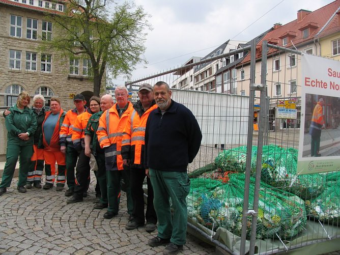 Mitarbeiter der Stadtverwaltung Nordhausen zeigen ca. 10 Kubikmeter achtlos weggeworfene Kleinabf&auml;lle, die sie in einer Woche aufgesammelt haben (Foto: Ilona Bergmann)