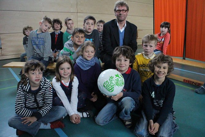 Dirk Adams an der evangelischen Grundschule (Foto: Angelo Glashagel)