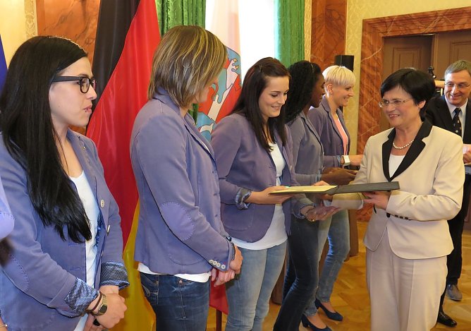 Urkunde und Präsent für die Handballerinnen des THC (Foto: nnz) Urkunde und Präsent für die Handballerinnen des THC (Foto: nnz)