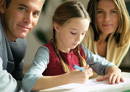 K&uuml;mmern um die Kinder (Foto: Agentur f&uuml;r Arbeit)