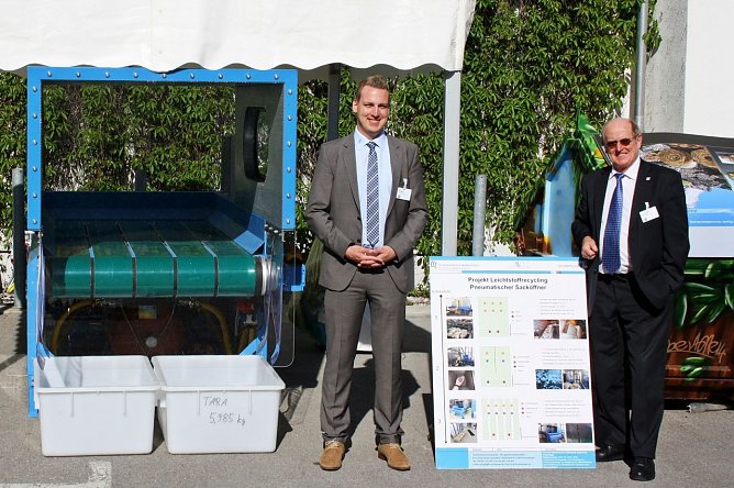 Dr. J&uuml;rgen Poerschke und M. Eng. Christian Borowski (v.r.) am Messestand auf der IFAT mit pneumatischem Sack&ouml;ffner    (Foto: FHN)