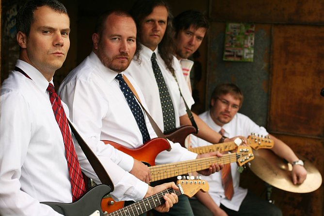 Von links: Matthias M&uuml;ller (Keyboard, Gitarre), Heiko Mei&szlig;ner (Bass), Ralf Kirchner (Gitarre), Matthias Hirschfeld (Gesang), Norman Schulz (Schlagzeug) (Foto: Hendrik Duryn)