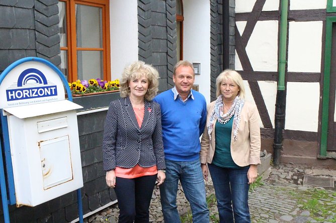 Landr&auml;tin Birgit Keller, Horizont Gesch&auml;ftsf&uuml;hrer Rene K&uuml;bler und Kulturdezernentin Hannelore Haase (Foto: Angelo Glashagel)