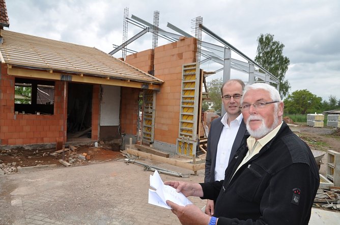 Noch-Ortsteilb&uuml;rgermeister Hein Peter und B&uuml;rgermeister Matthias Jendricke vor dem neuen Feuerwehrstandort (Foto: SPD Nordhausen)