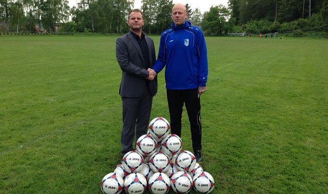 20 B&auml;lle f&uuml;r Ilfelder Fu&szlig;baller (Foto: privat)