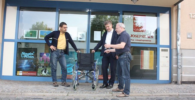 Georg Bideau (rechts), Leiter des St.-Josef-Hauses, und Pflegedienstleiter Sven Gerlach (links), sagten, dass die Altstadt teilweise schwer passierbar sei... (Foto: Patrick Grabe)