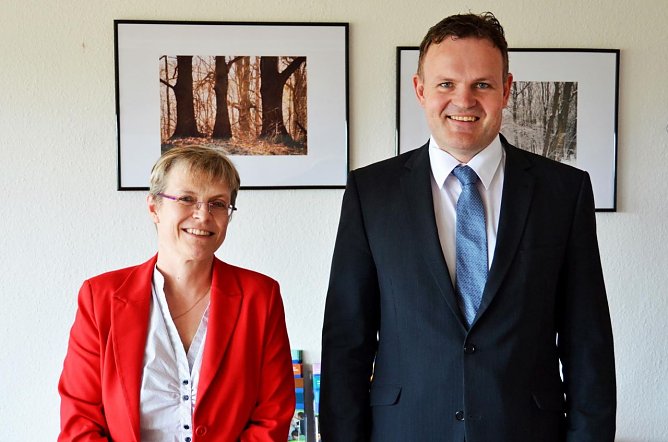 FH-Präsident Prof. Dr. Jörg Wagner und Prof. Dr. rer. nat. Uta Breuer (Foto: Tina Schneppe) FH-Präsident Prof. Dr. Jörg Wagner und Prof. Dr. rer. nat. Uta Breuer (Foto: Tina Schneppe)