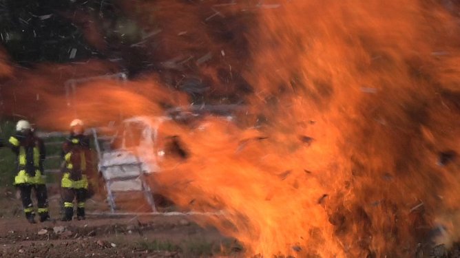 Dekonstruktion mit Feuer (Foto: Angelo Glashagel) Dekonstruktion mit Feuer (Foto: Angelo Glashagel)