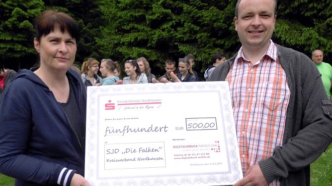 Scheck &uuml;berreicht (Foto: privat)