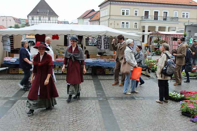 Blumenmädchen trifft Marktfrau (Foto: Karl-Heinz Herrmann) Blumenmädchen trifft Marktfrau (Foto: Karl-Heinz Herrmann)