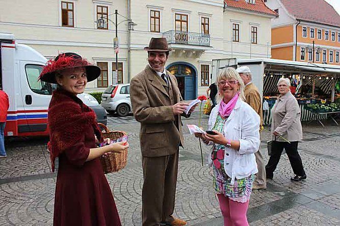 Blumenmädchen trifft Marktfrau (Foto: Karl-Heinz Herrmann) Blumenmädchen trifft Marktfrau (Foto: Karl-Heinz Herrmann)