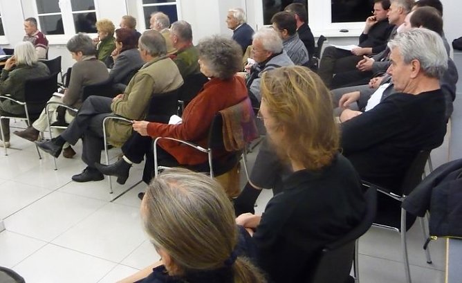 Diskutiert un zugeh&ouml;rt (Foto: nnz)