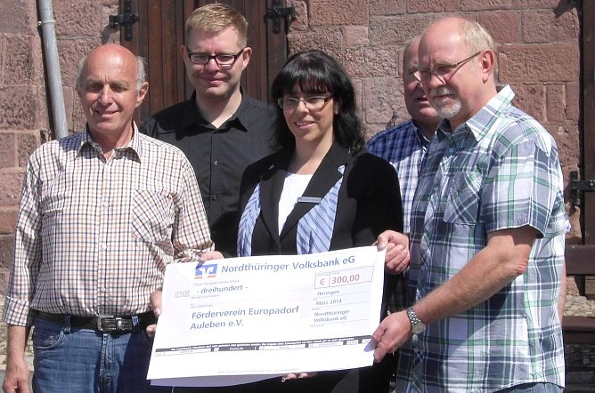 Scheck &uuml;bergeben (Foto: privat)