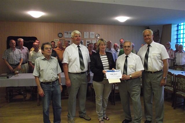 &Uuml;berreicht (Foto: Kurt Frank)