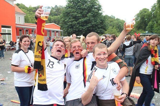 Erster Public Viewing auf dem Gelände des Parkschlosses (Foto: Angelo Glashagel) Erster Public Viewing auf dem Gelände des Parkschlosses (Foto: Angelo Glashagel)