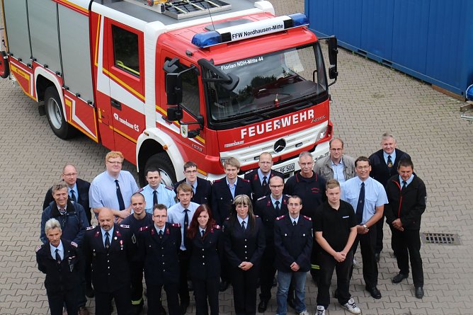 Die freiwillige Feuerwehr Nordhausen Mitte vor ihrem neuen HLF (Foto: Angelo Glashagel)