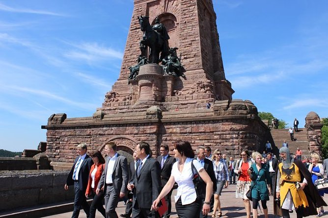 Kyffhäuserdenkmal übergeben (Foto: Karl-Heinz Herrmann) Kyffhäuserdenkmal übergeben (Foto: Karl-Heinz Herrmann)