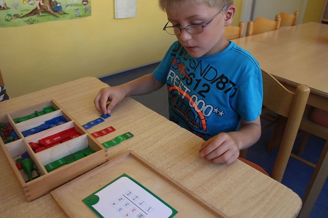 Viel Wert wird auf besondere Unterrichtsmaterialien gelegt (Foto: Angelo Glashagel)