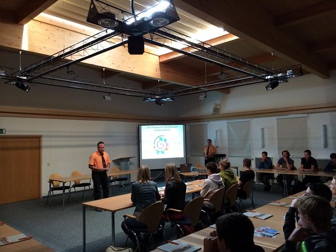 Die Sch&uuml;ler der K&auml;the-Kollwitz informieren sich &uuml;ber die Zukunftsperspektiven bei den Stadtwerken (Foto: Jana Kleinwalter)
