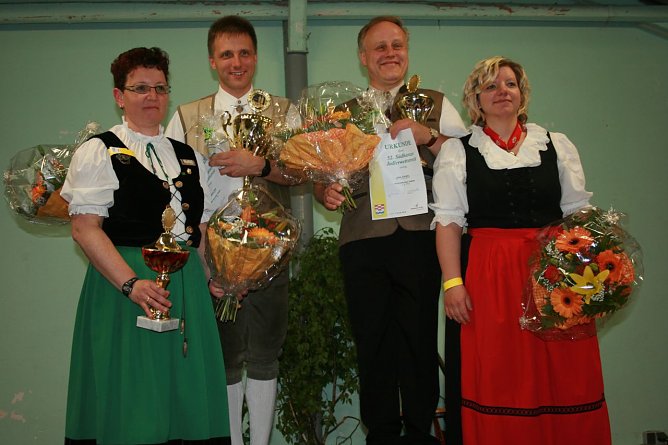 Gleich zwei Siegerpaare:  Jodlermeisterinnen wurden Katja Novotny aus Buntenbock (links) und Dany Wei&szlig;kopf aus Altenbrak (rechts) und Jodlermeister wurden Andreas Knopf aus Altenbrak(zweiter von links (Foto: Rolf Wille)