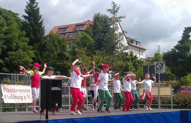 Der Chor der K&auml;the-Kollwitz-Schule im vorigen Jahr beim Flohburg-Fest (Foto: Flohburg)