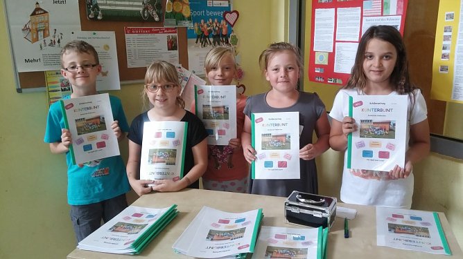 Die AG Sch&uuml;lerzeitung pr&auml;sentiert die erste Ausgabe (Foto: Grundschule Niedersalza)