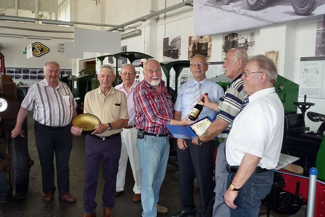 Dem Leihgeber wird die Ehrenurkunde überreicht (Foto: IFA-Museum Nordhausen) Dem Leihgeber wird die Ehrenurkunde überreicht (Foto: IFA-Museum Nordhausen)