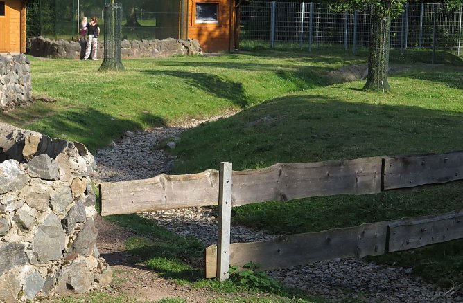 V&ouml;llig ausgetrocknet - der Bach durch den Stadtpark (Foto: nnz)