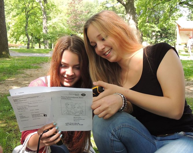 Start einer Bildungsschnitzeljagd: Der Umgang mit den GPS-Ger&auml;ten wird zuerst ge&uuml;bt. (Foto: Thomas Schwerdt)