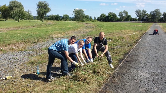 Im Rahmen des Randstad Projektes �Ehrensache� unterstützten Randstad Mitarbeiter die Stiftung Gedenkstätten Buchenwald und Mittelbau-Dora bei der Erhaltung und Pflege der Au&szlig;enanlage (v.l.n.r. Mariu (Foto: Randstad)