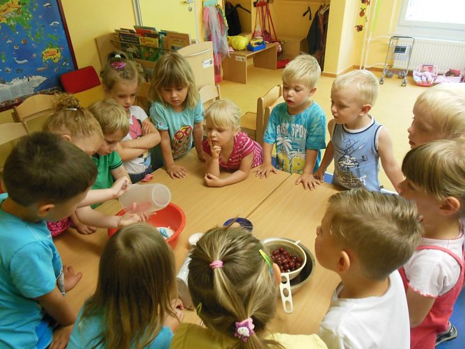 Kunterbunter Kuchenbasar (Foto: I. Neitzke)